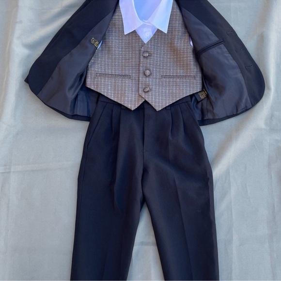 COPY - Boys black suit size 2-21w - Picture 2 of 9